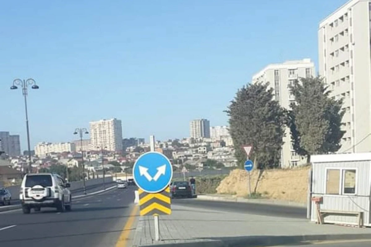 Bakının mərkəzində qeyri-adi yol nişanı - FOTO