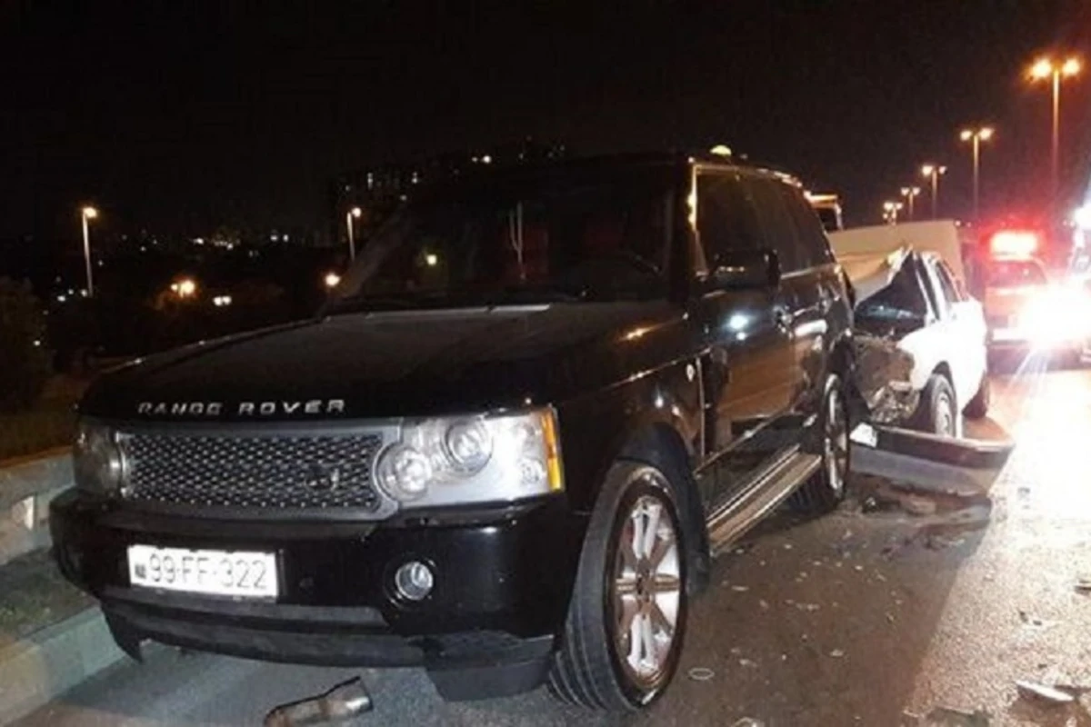 Bakıda Mercedes Range Roverə çırpıldı, yaralı var - VİDEO