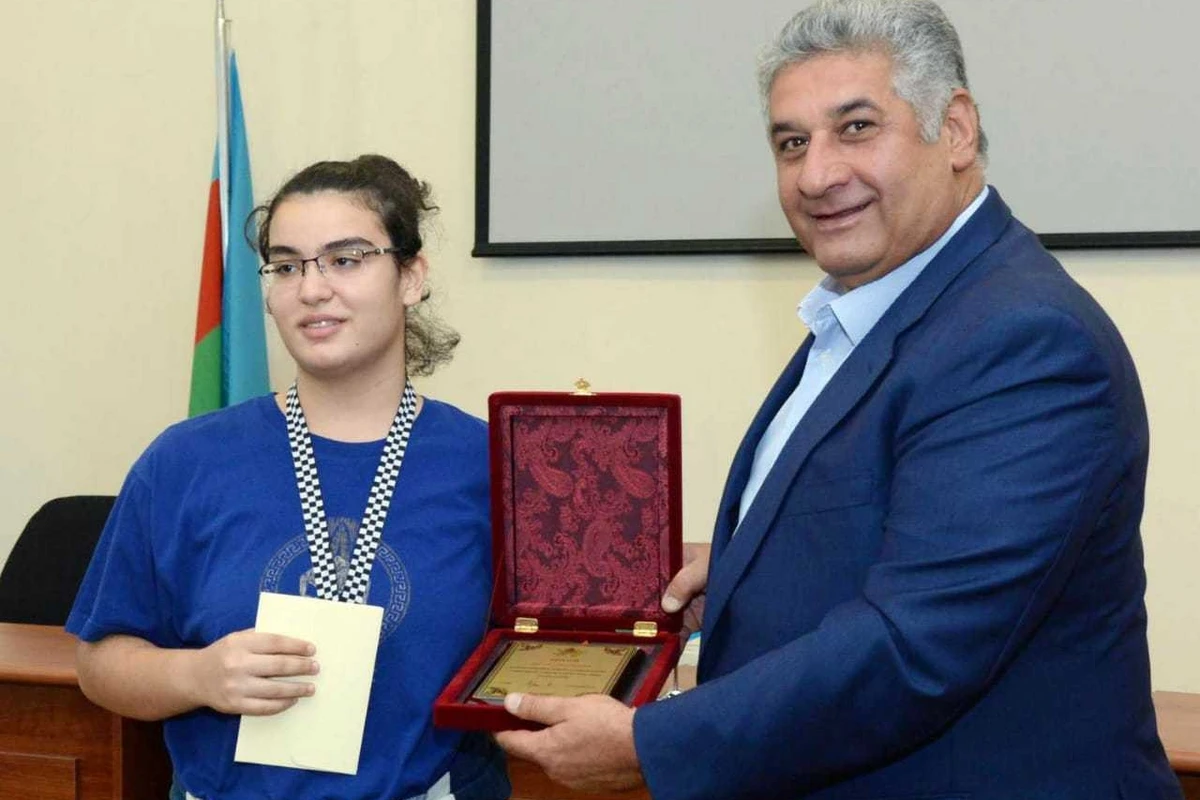Azad Rəhimov gənc şahmatçıları mükafatlandırıb - FOTO