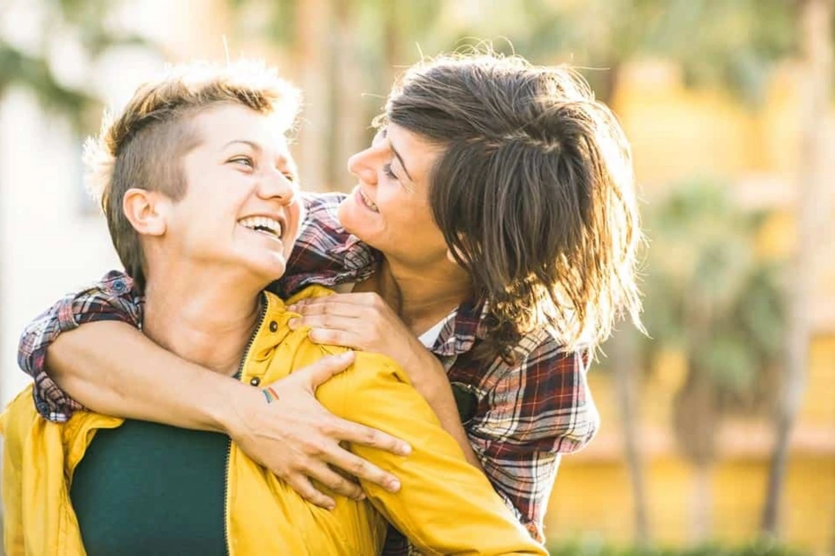 Dindar qardaşın lesbiyan bacısı Almaniyadan Bakıya qayıtmağa qorxur Dindar qardaşın lesbiyan bacısı Almaniyadan Bakıya qayıtmağa qorxur