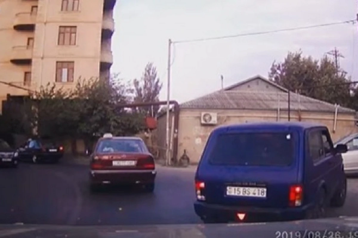 Yolun ortasında oyun çıxaran NİVA - VİDEO Yolun ortasında oyun çıxaran NİVA - VİDEO