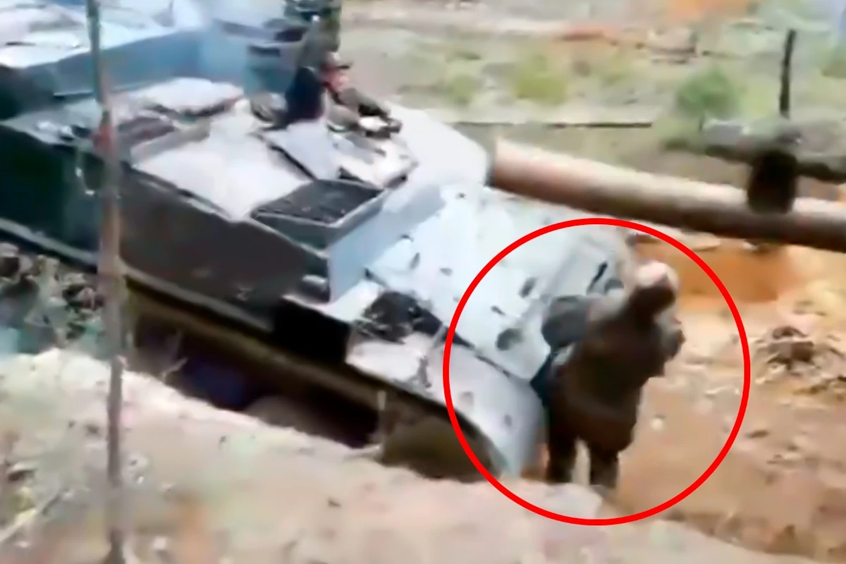 Dəhşətli anlar! Tank rus əsgərin üstündən keçdi - VİDEO