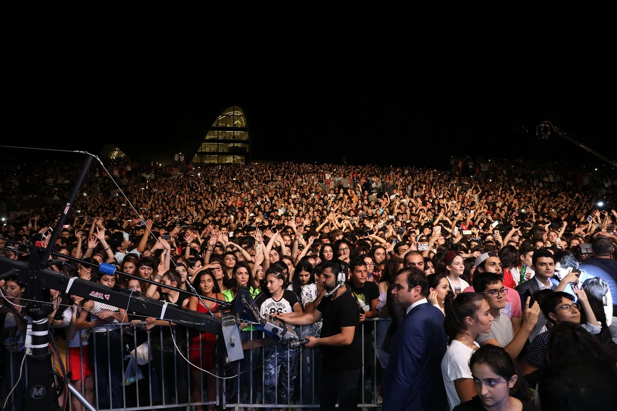 Bakıda keçirilən konsertdə həyəcanlı anlar - Polis köməyə gəldi - VİDEO Bakıda keçirilən konsertdə həyəcanlı anlar - Polis köməyə gəldi - VİDEO