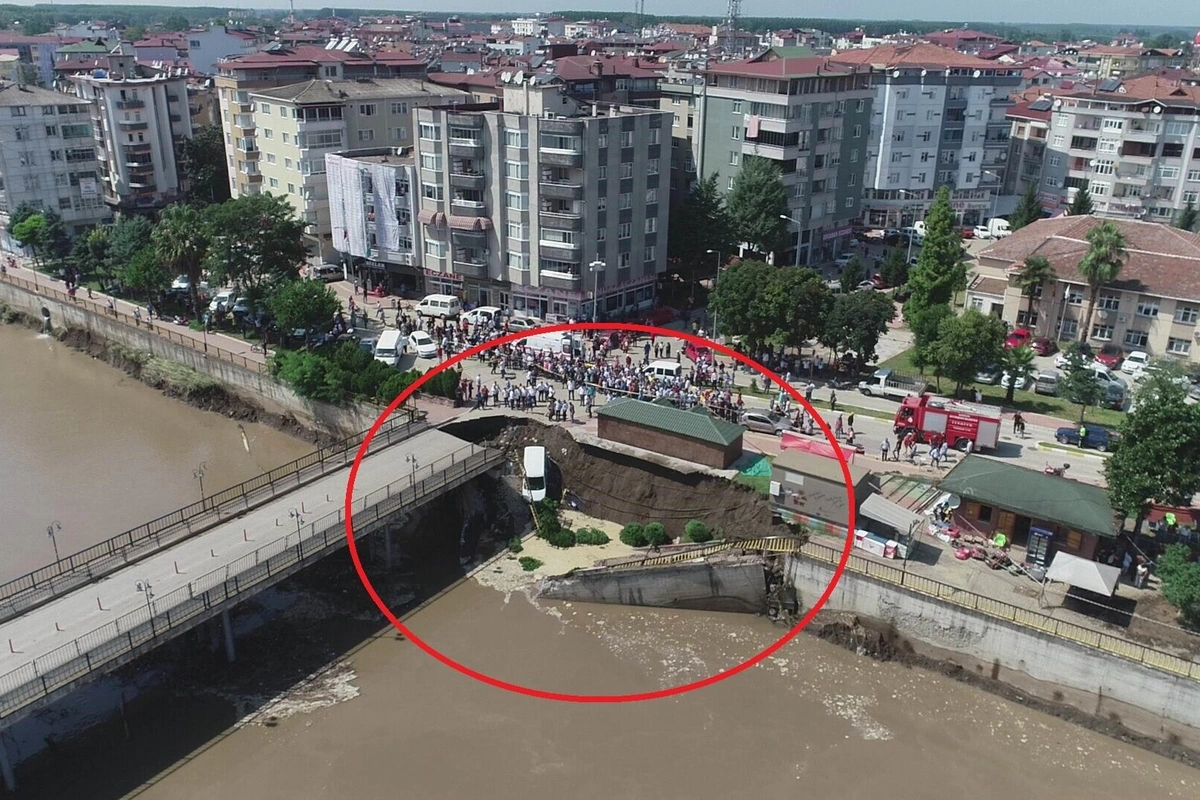 Türkiyədə DƏHŞƏT - Torpaq maşın və insanları uddu - VİDEO