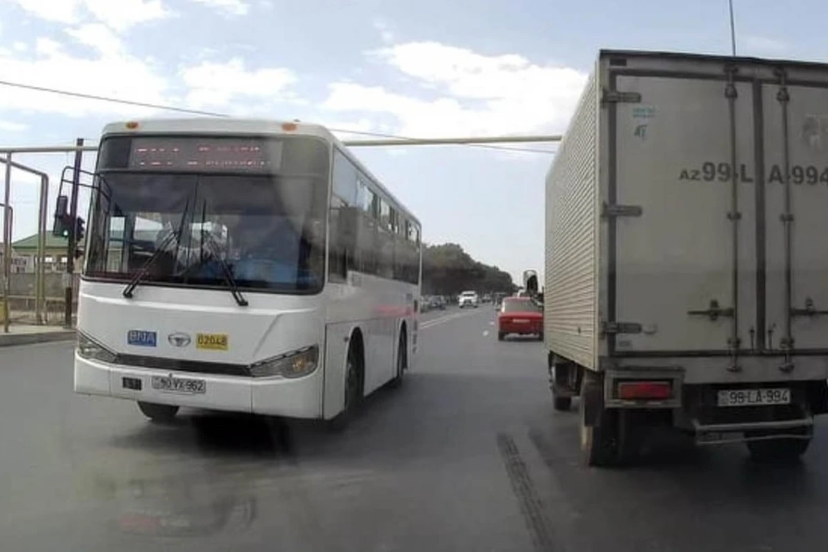 Bakıda daha bir avtobus sürücüsü sərnişinlərin həyatını təhlükəyə atır - VİDEO Bakıda daha bir avtobus sürücüsü sərnişinlərin həyatını təhlükəyə atır - VİDEO