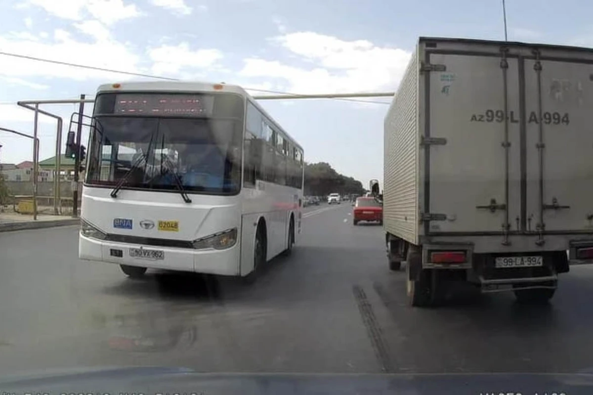 В Баку водитель еще одного автобуса подверг опасности жизни пассажиров - ВИДЕО