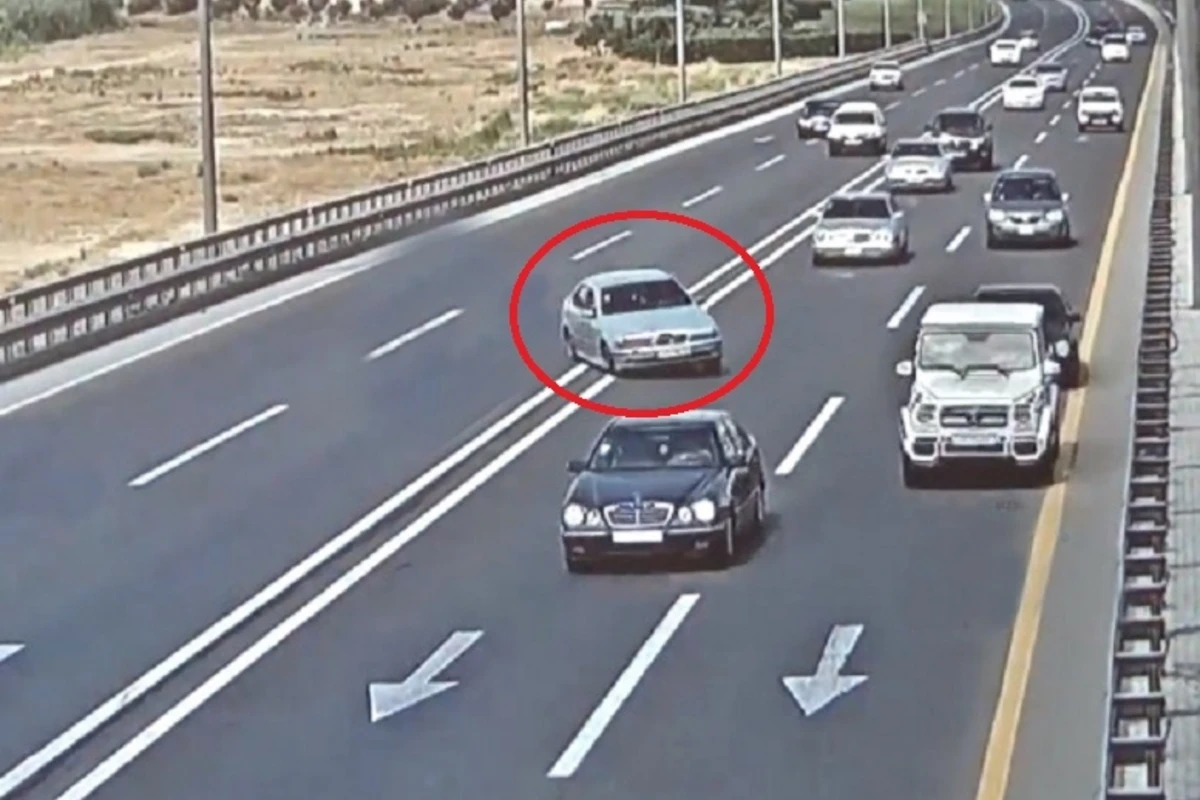 Aeroport yolunda BMW Mercedesə çırpıldı, Galendewagen son anda... - VİDEO