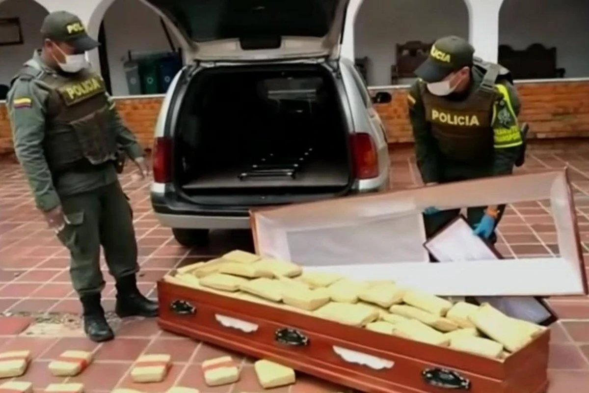 Наркодельцы пытались провезти в гробах 300 кг марихуаны - ВИДЕО