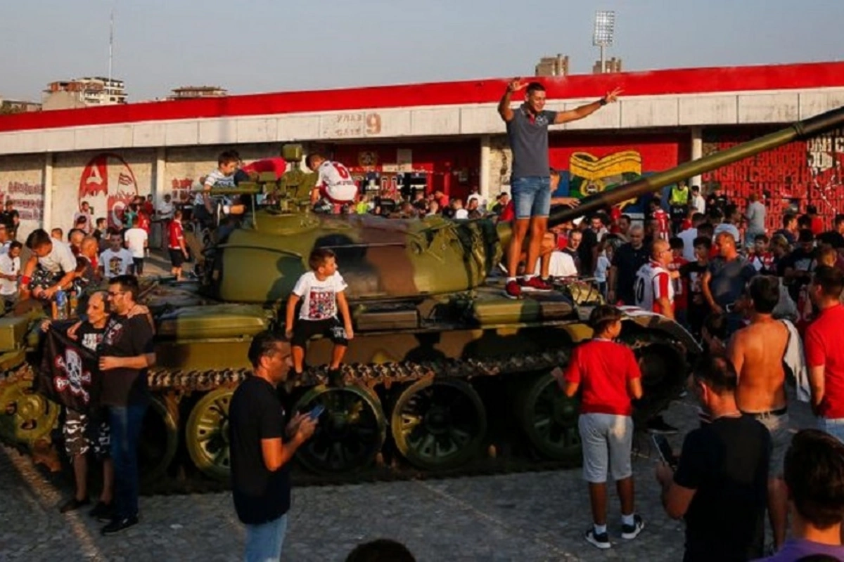 “Srvena Zvezda” futbolçuları Belqradda tankla gəziblər - VİDEO “Srvena Zvezda” futbolçuları Belqradda tankla gəziblər - VİDEO