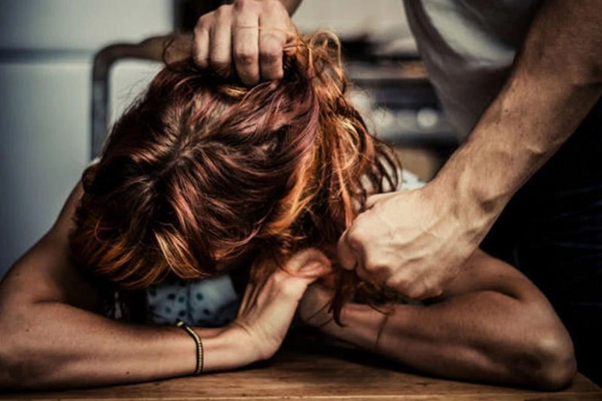 Qızına elçi gəldilər, əsəbindən arvadını döydü – Azərbaycanda film kimi olay Qızına elçi gəldilər, əsəbindən arvadını döydü – Azərbaycanda film kimi olay