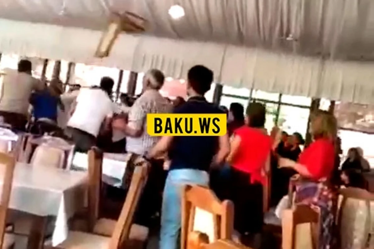 Azərbaycanda toyda kütləvi dava - Stullar, qab-qacaq göydə uçuşdu - VİDEO Azərbaycanda toyda kütləvi dava - Stullar, qab-qacaq göydə uçuşdu - VİDEO