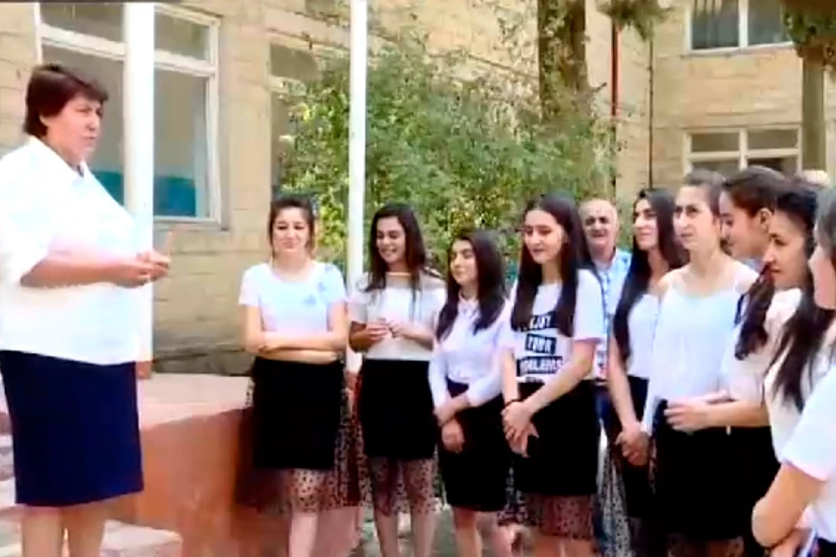 Azərbaycanda bir sinfin bütün şagirdləri ali məktəbə qəbul olub - VİDEO Azərbaycanda bir sinfin bütün şagirdləri ali məktəbə qəbul olub - VİDEO