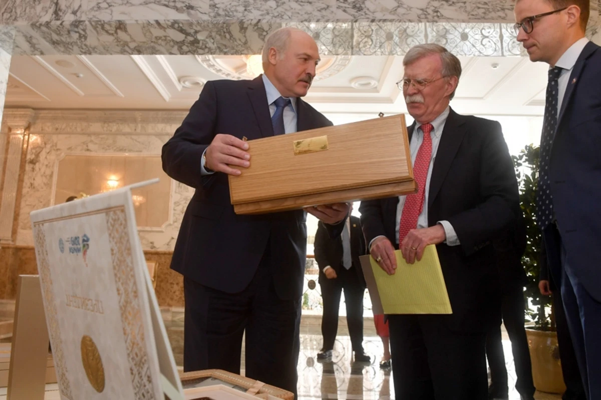Лукашенко подарил Болтону белорусскую водку - генсек ООН эту водку ценит больше всего - ФОТО