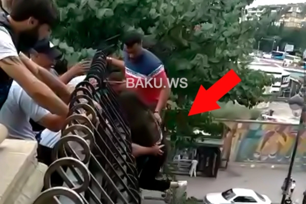 Bakıda özünü körpüdən atmaq istəyən qızı ölümdən belə xilas etdilər - VİDEO Bakıda özünü körpüdən atmaq istəyən qızı ölümdən belə xilas etdilər - VİDEO
