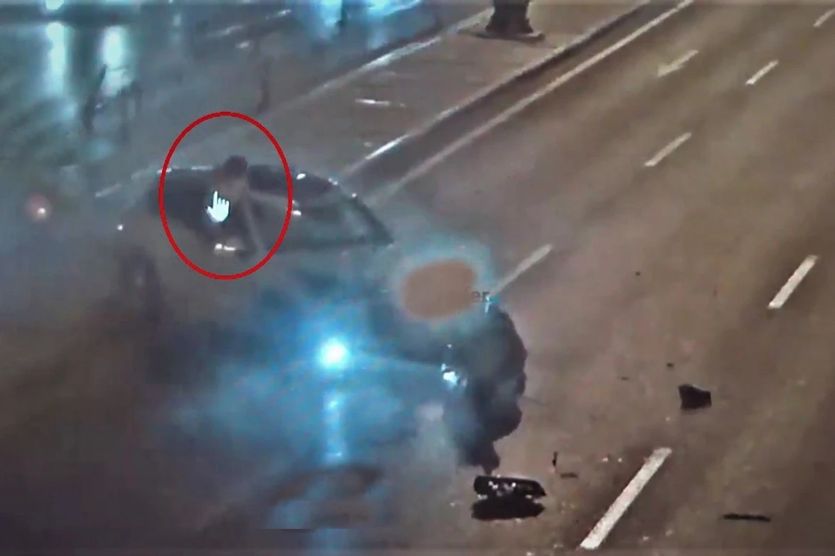 Тяжелое ДТП в Баку: разбив стекло, мать спасла своих детей - ВИДЕО