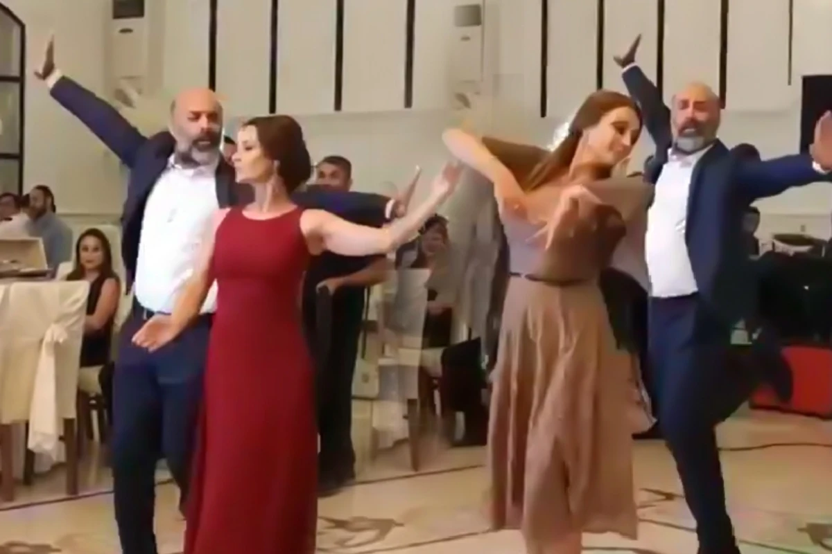 Xalq artistinin məşhur aktrisa ilə MÖHTƏŞƏM RƏQSİ - VİDEO Xalq artistinin məşhur aktrisa ilə MÖHTƏŞƏM RƏQSİ - VİDEO