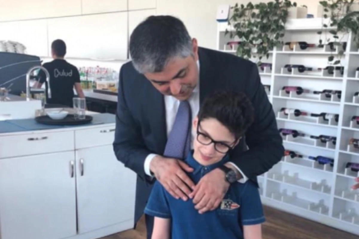 Nazir Aprel şəhidinin oğluna verdiyi sözü tutdu - FOTO Nazir Aprel şəhidinin oğluna verdiyi sözü tutdu - FOTO