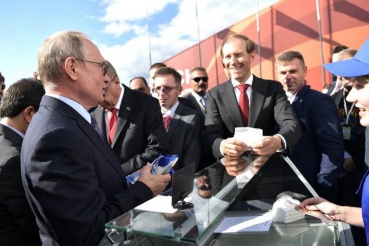 Putinə dondurma satan qız axır ki, danışdı Putinə dondurma satan qız axır ki, danışdı