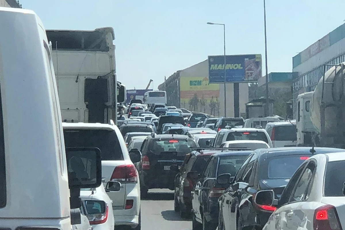 Dəfn mərasiminə görə Sumqayıt - Bakı yolunda tıxac yarandı