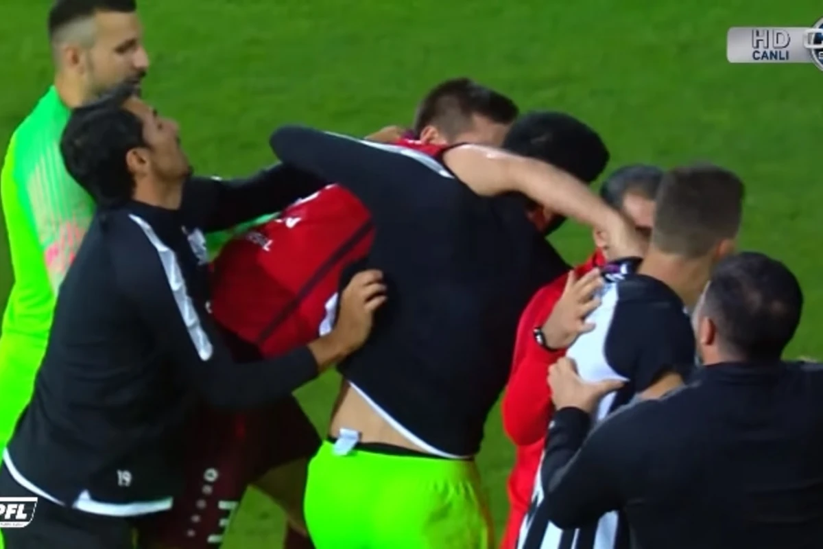 Neftçi - Sumqayıt matçında məşqçi və futbolçular arasında dava düşdü - VİDEO Neftçi - Sumqayıt matçında məşqçi və futbolçular arasında dava düşdü - VİDEO
