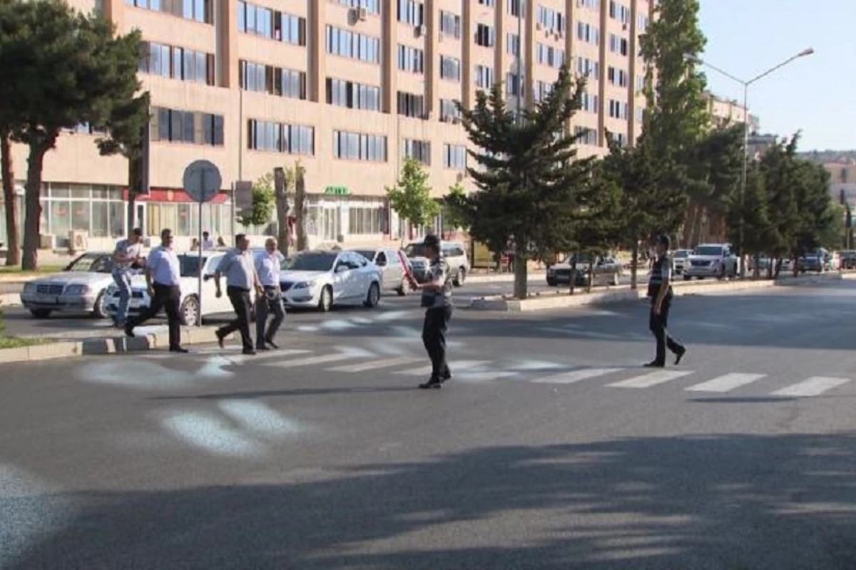 В Азербайджане автомобиль сбил трех друзей