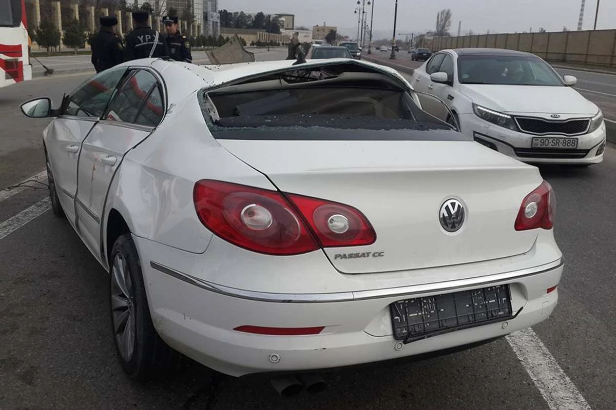 Bakıda Wolkswagen maneəyə çırpıldı - Ölən və yaralanan var