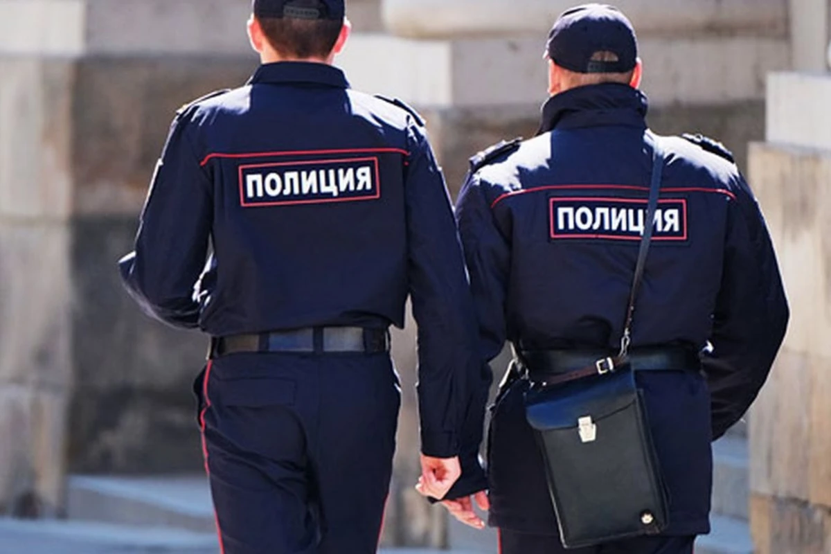 Азербайджанец покусал и порезал ножом полицейских в Петербурге - ВИДЕО
