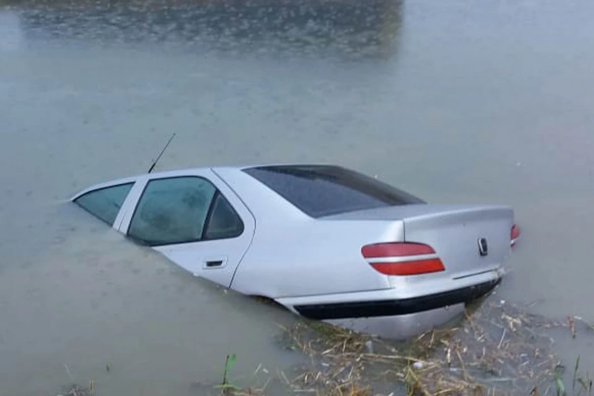 Bakıda meyvə daşıyan avtomobil kanalizasiyaya düşdü - FOTO