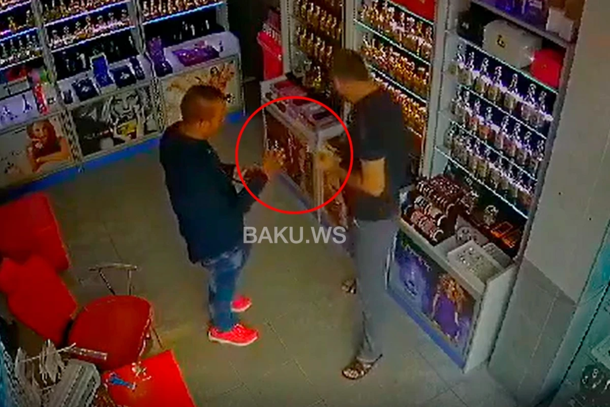 Bakıda mağazada əcnəbi vətəndaş satıcını belə aldatdı - VİDEO Bakıda mağazada əcnəbi vətəndaş satıcını belə aldatdı - VİDEO