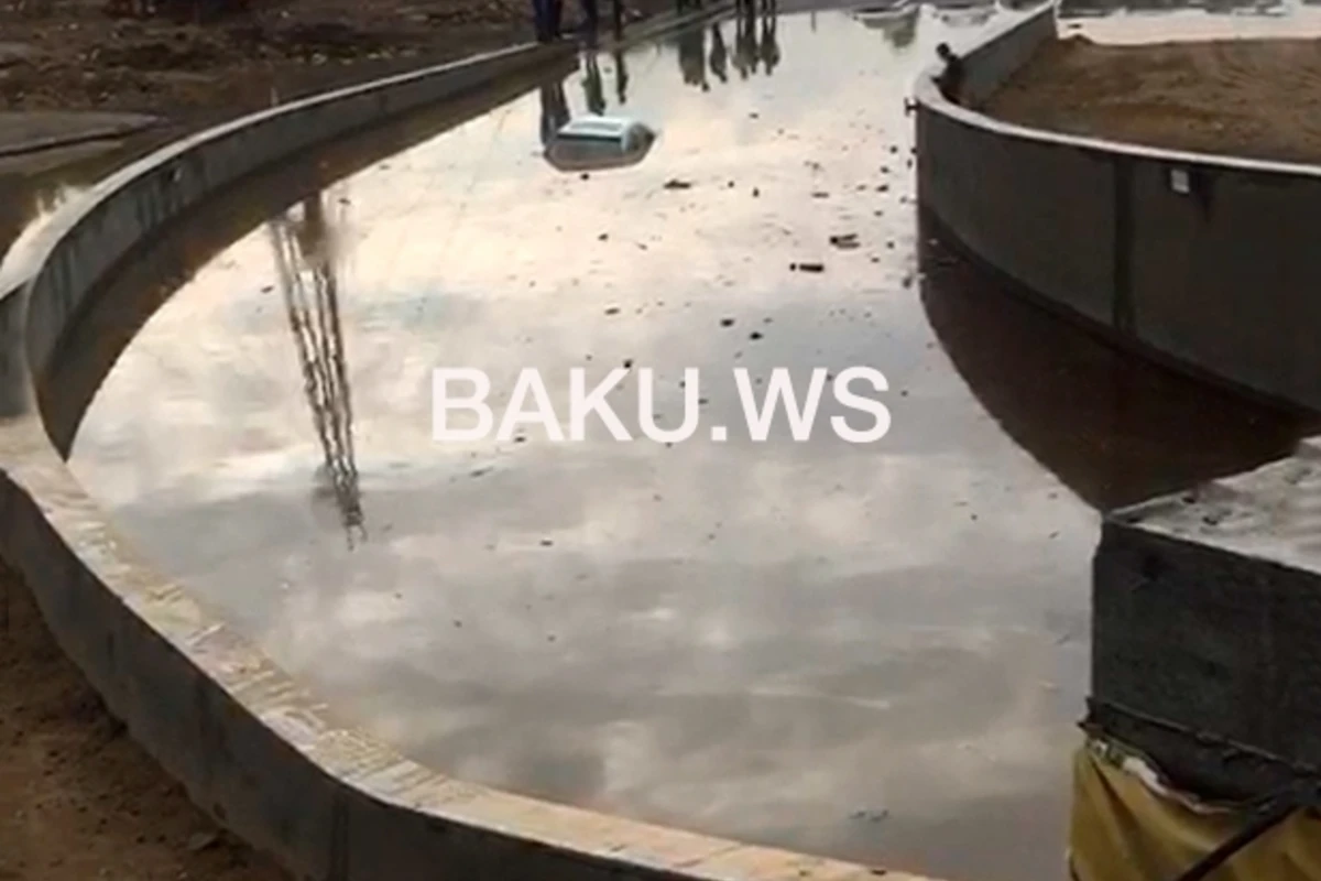 Баку превратился в Венецию: автомобили ушли под воду - ВИДЕО Баку превратился в Венецию: автомобили ушли под воду - ВИДЕО