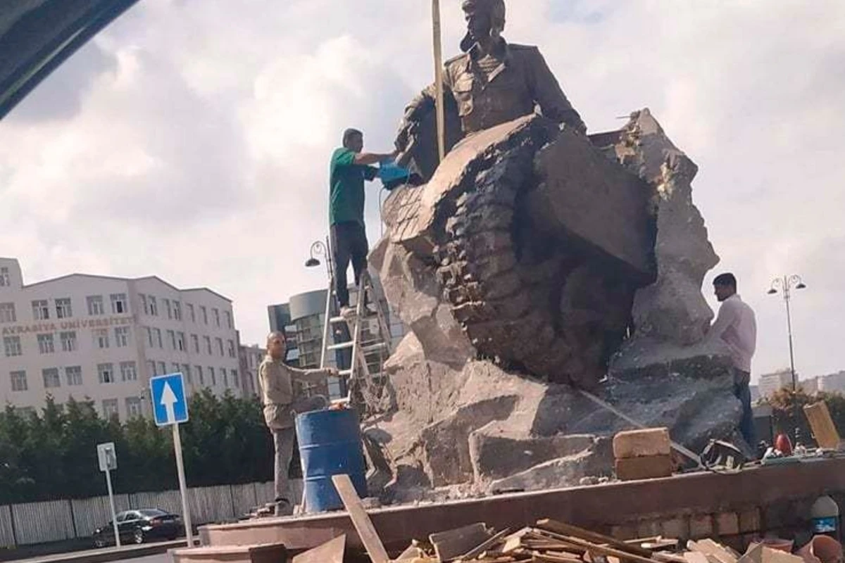 Bakıda Milli Qəhrəman Albert Aqarunovun heykəli qoyuldu - FOTO Bakıda Milli Qəhrəman Albert Aqarunovun heykəli qoyuldu - FOTO