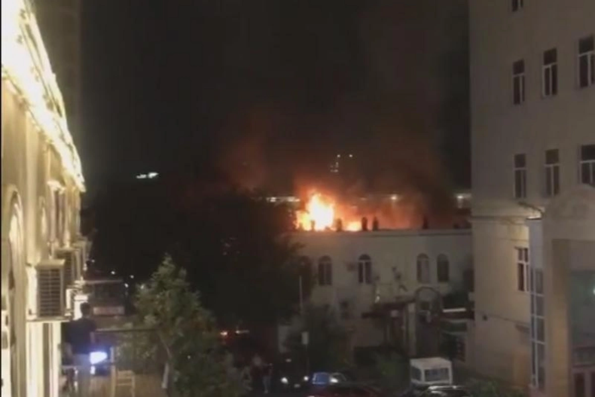В центре Баку горит здание рядом с ЦУМ-ом - ФОТО