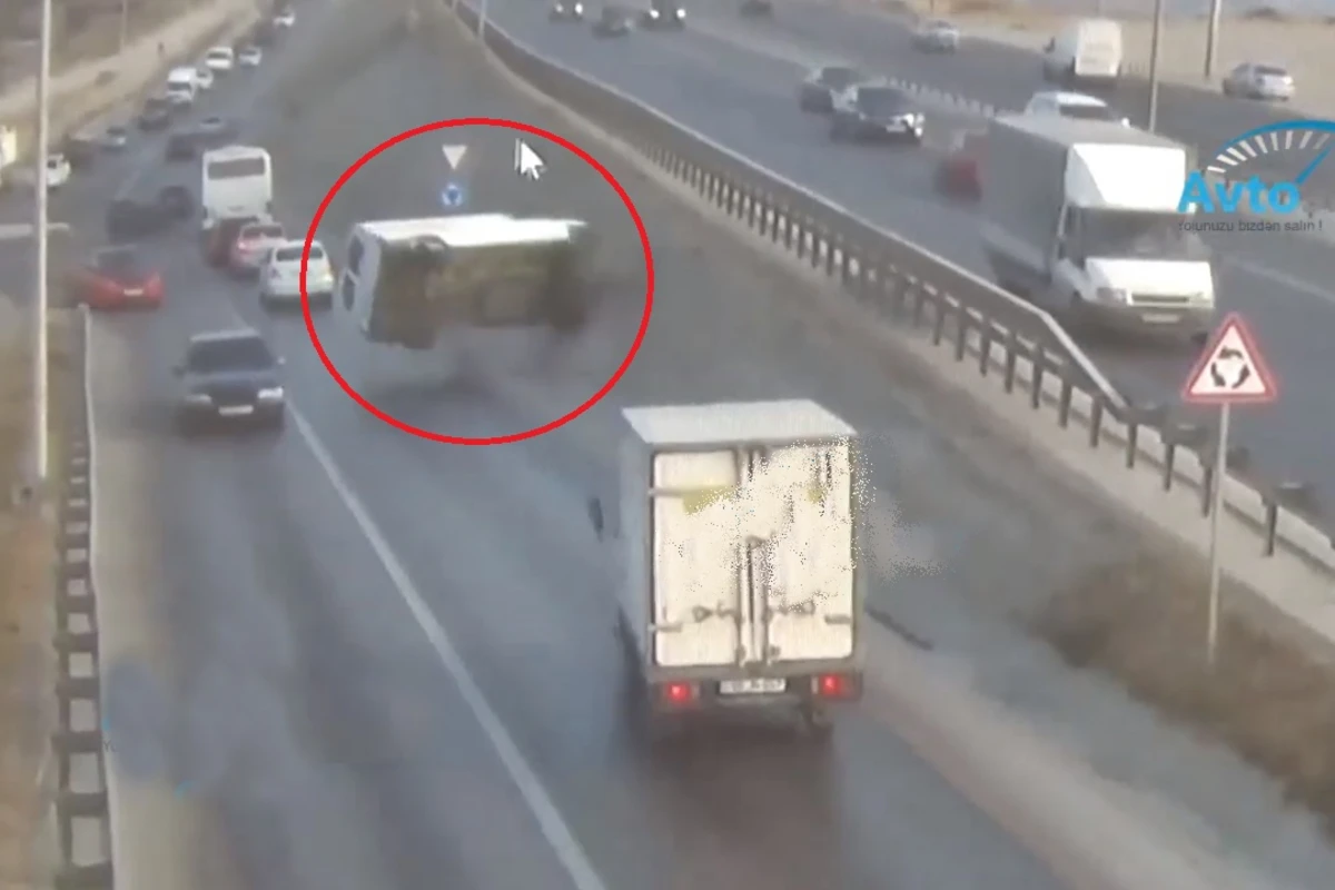 Bakıda çuxura düşən Ford belə çevrildi - VİDEO