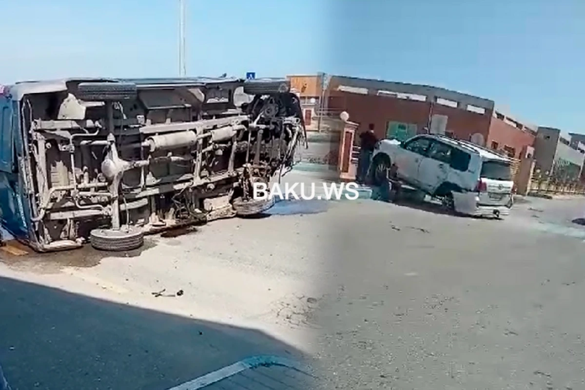 “Land Cruiser” ilə toqquşan yük maşını aşdı - VİDEO “Land Cruiser” ilə toqquşan yük maşını aşdı - VİDEO