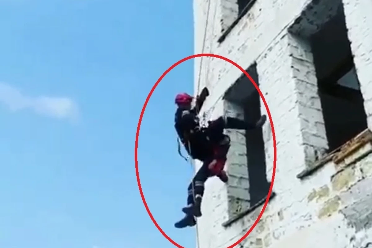 FHN əməkdaşları insanları son anda ölümdən belə xilas edirlər - VİDEO FHN əməkdaşları insanları son anda ölümdən belə xilas edirlər - VİDEO