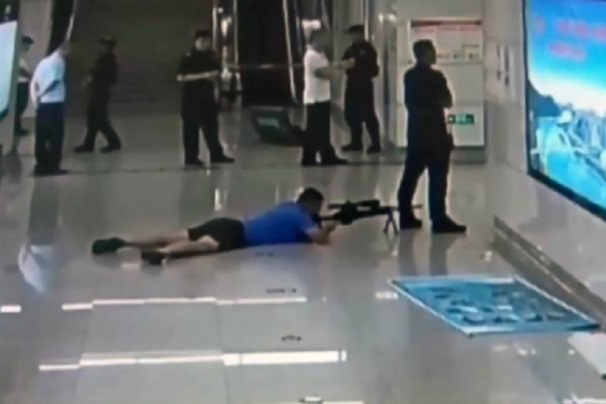Çində snayper metroda girov qadını belə xilas etdi - VİDEO