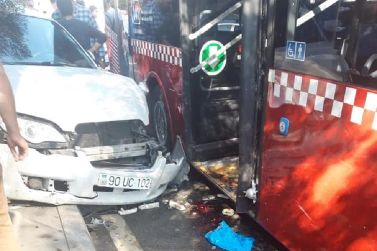 Bakıda dəhşətli avtobus qəzası – Qadının ayağı qopdu Bakıda dəhşətli avtobus qəzası – Qadının ayağı qopdu