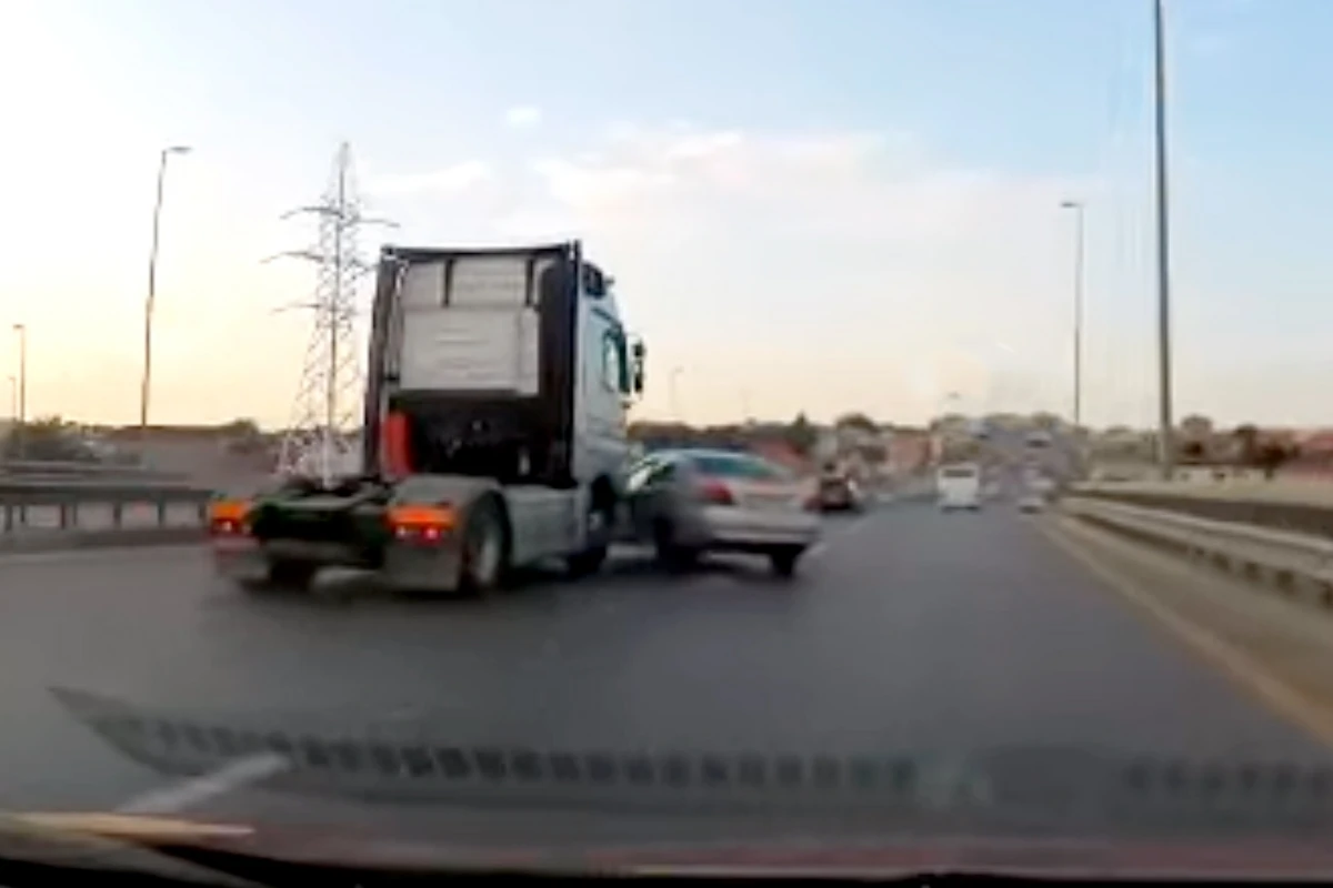 Bakıda DƏHŞƏT - TIR “Mercedes”i sürüyüb yoldan atdı - VİDEO Bakıda DƏHŞƏT - TIR “Mercedes”i sürüyüb yoldan atdı - VİDEO