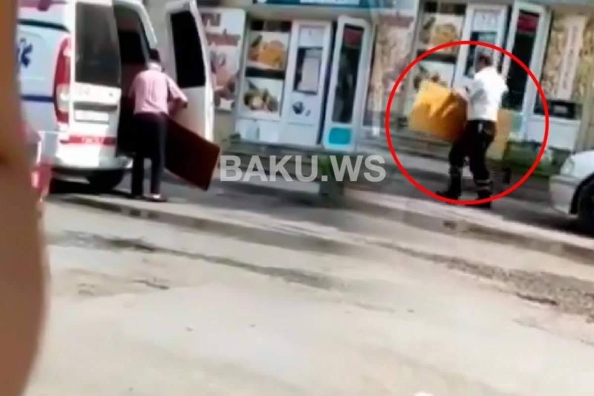 Bakıda təcili yardım maşını ilə daşınanlar ŞOKa saldı - VİDEO Bakıda təcili yardım maşını ilə daşınanlar ŞOKa saldı - VİDEO
