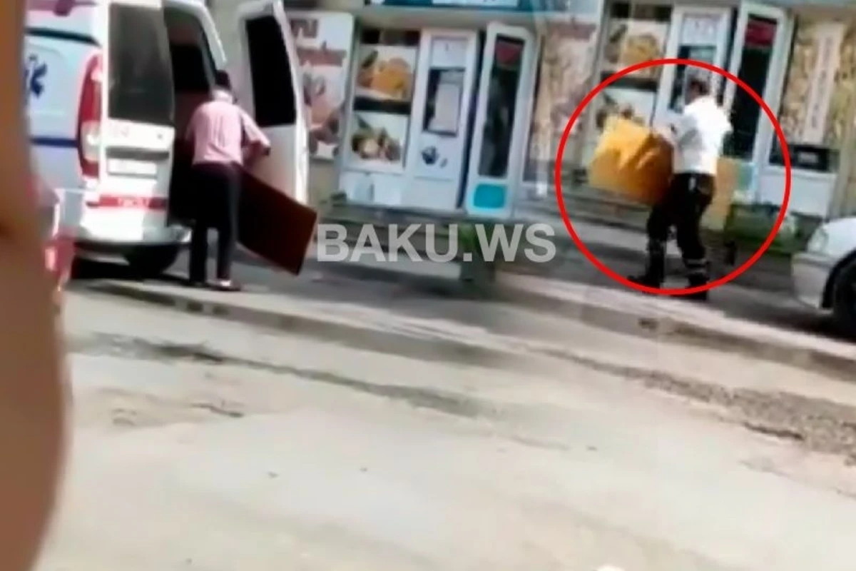 Təcili yardım maşını ilə yük daşıyan sürücü: “Başqa iş də edirik” - VİDEO Təcili yardım maşını ilə yük daşıyan sürücü: “Başqa iş də edirik” - VİDEO