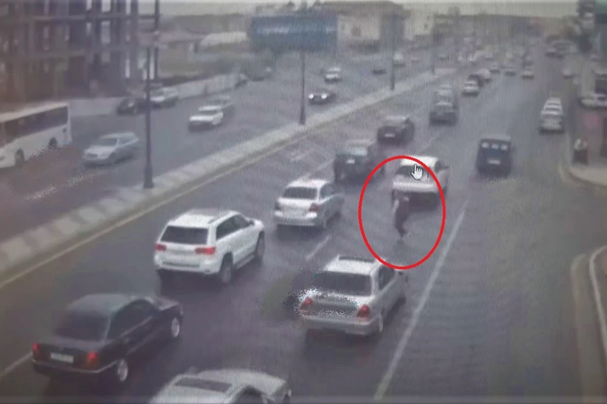 Bakıda yolu keçən qadın ölümdən son anda xilas oldu - VİDEO Bakıda yolu keçən qadın ölümdən son anda xilas oldu - VİDEO