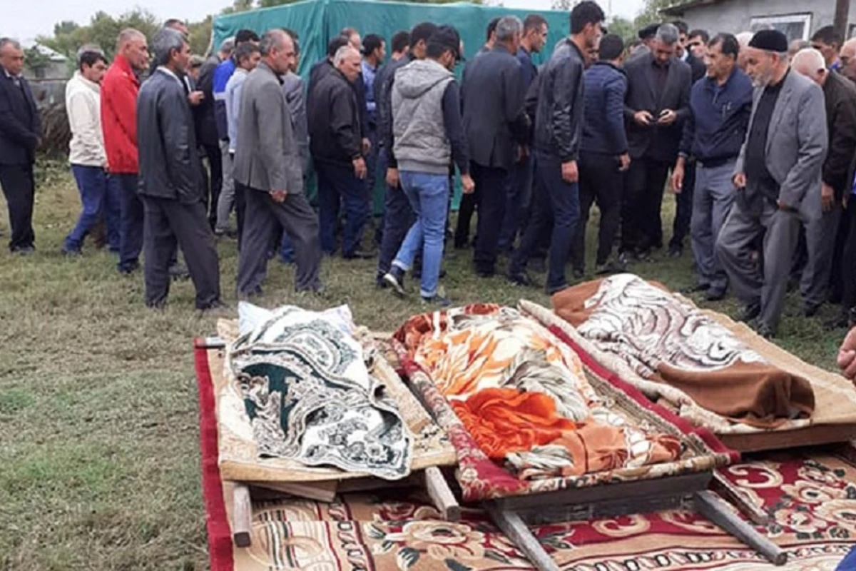 Они поженились два месяца назад: В Имишли похоронили 5 членов одной семьи – ФОТО