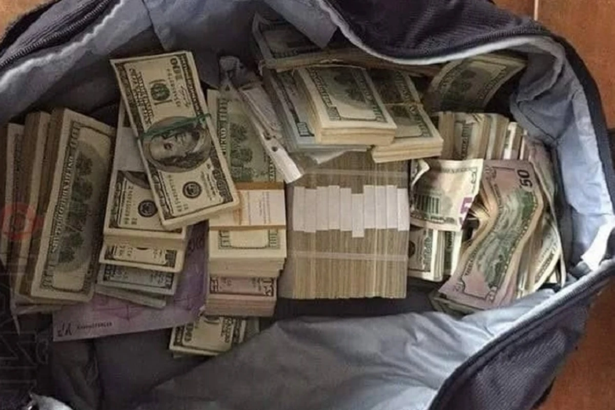 В Дубае официантка сдала в полицию сумку россиянина с крупной суммой денег