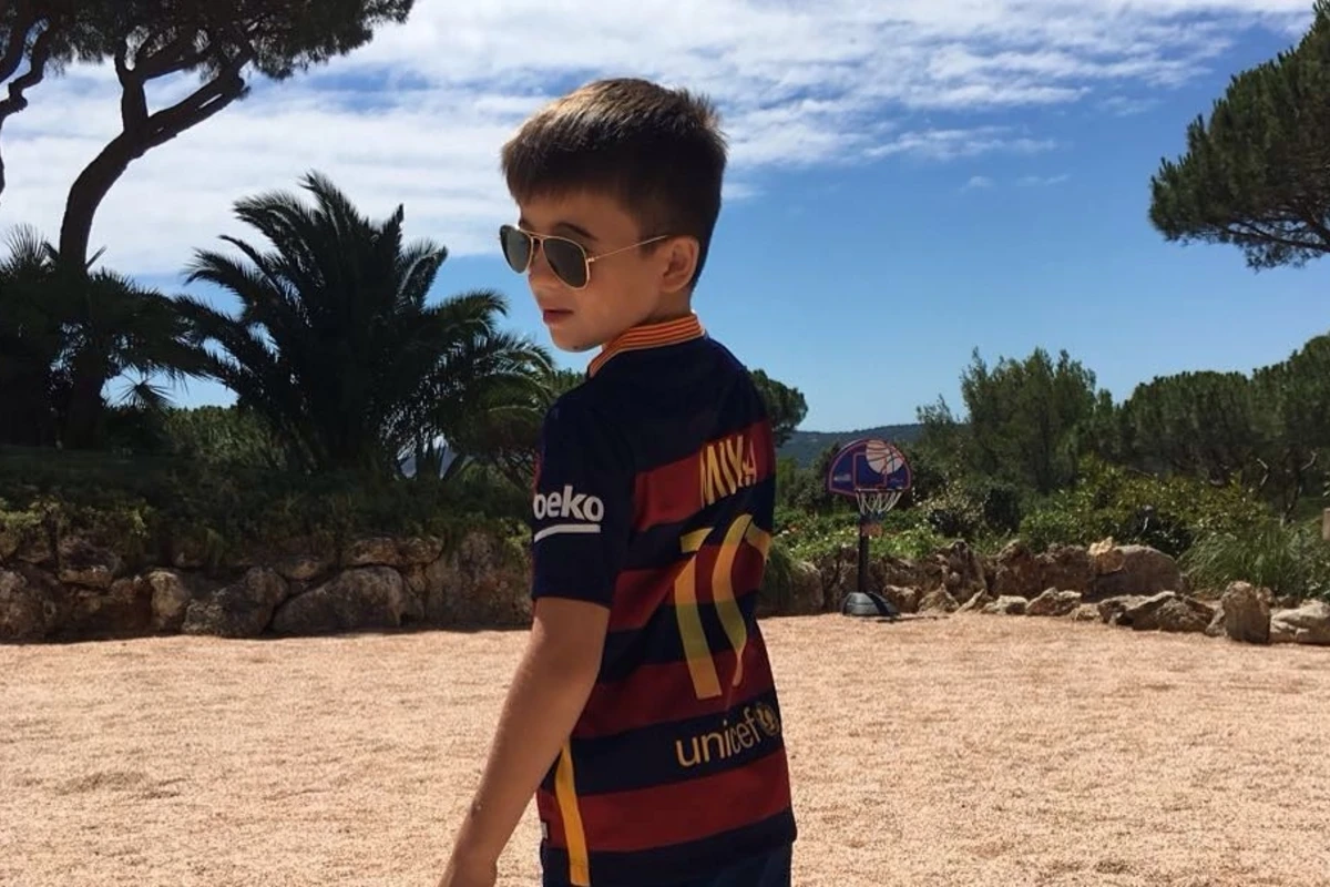 Prezindentin nəvəsi ulduz futbolçu ilə bir arada - FOTO