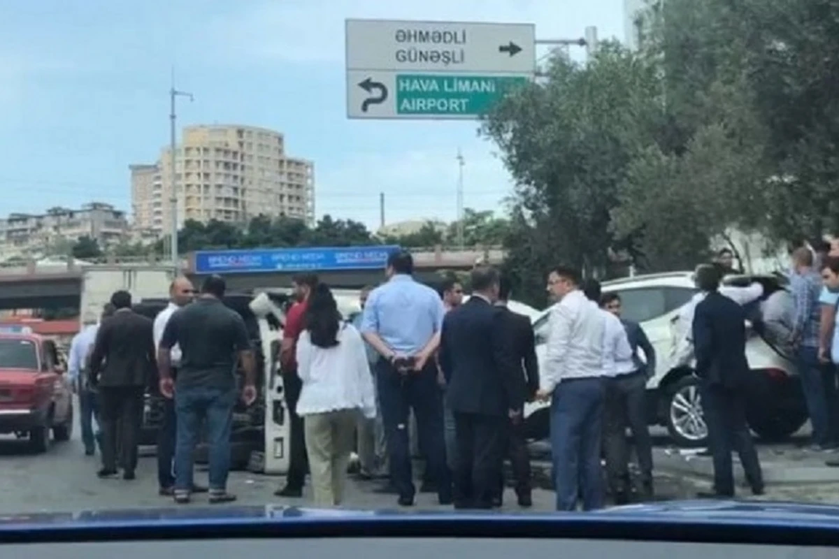 Bakıda yük avtomobili aşdı - FOTO