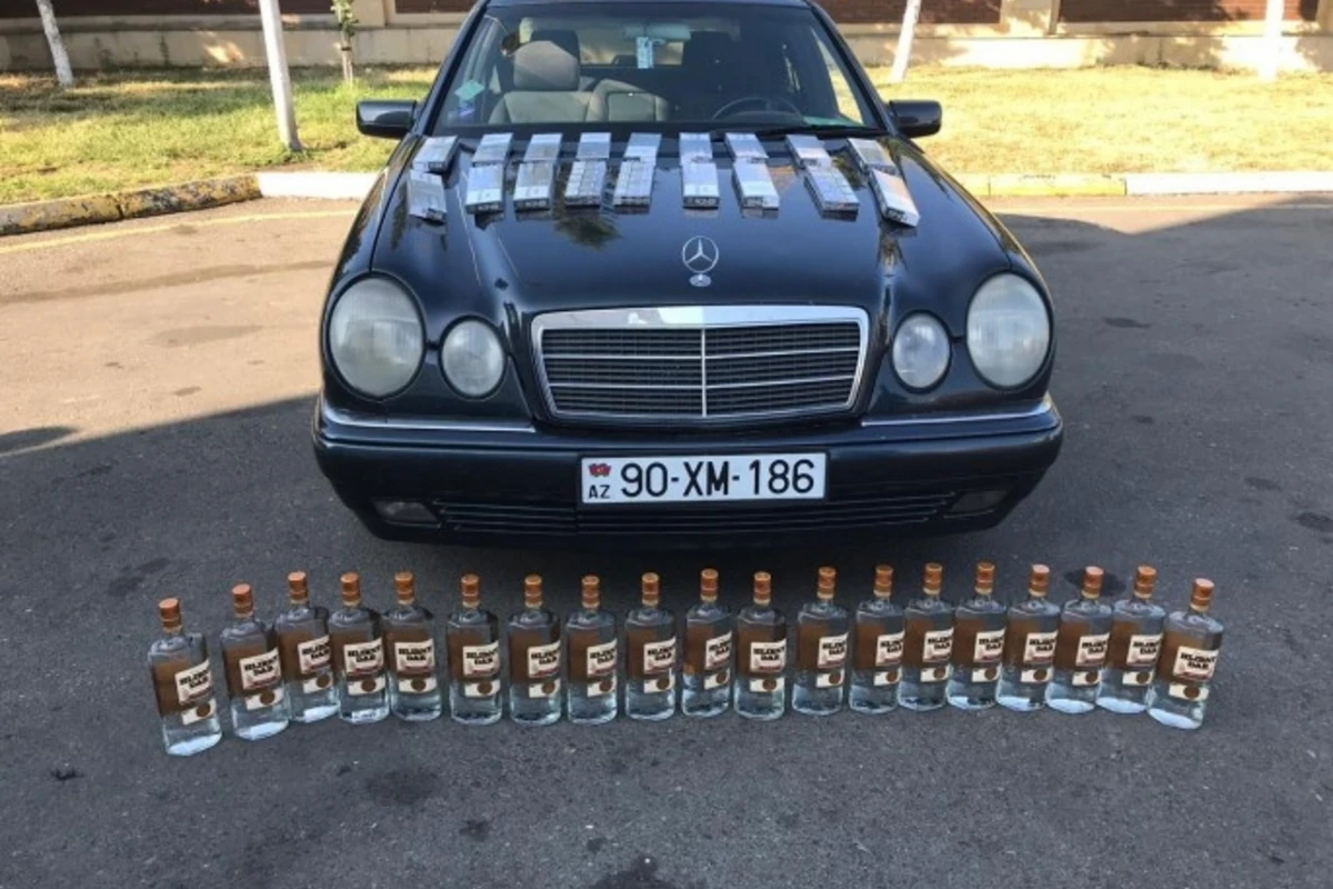 Mercedes”dən qanunsuz spirtli içkilər və siqaretlər aşkarlanıb - FOTO