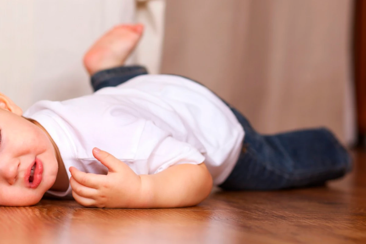 В Азербайджане упавший со стола 3-летний ребенок скончался