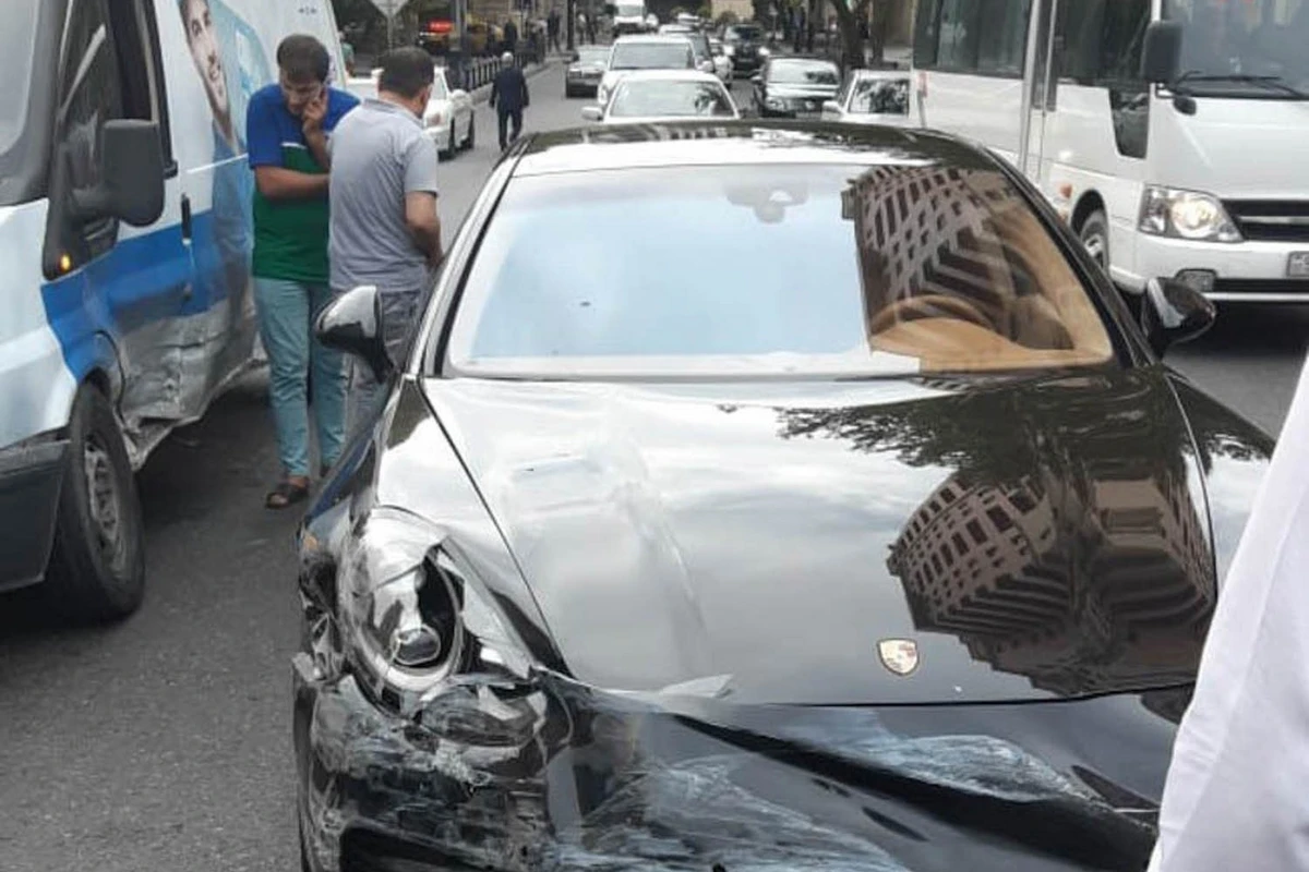 Bakının mərkəzində “Porsche” qəza törədib - FOTO Bakının mərkəzində “Porsche” qəza törədib - FOTO
