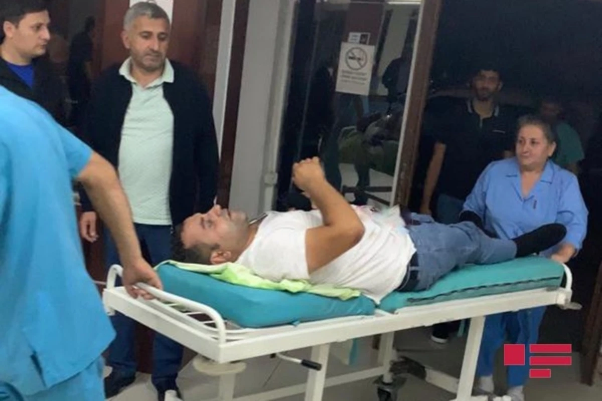 Bakıda avtomobil alverçisi olan 2 qardaş müştəri tərəfindən bıçaqlandı - FOTO