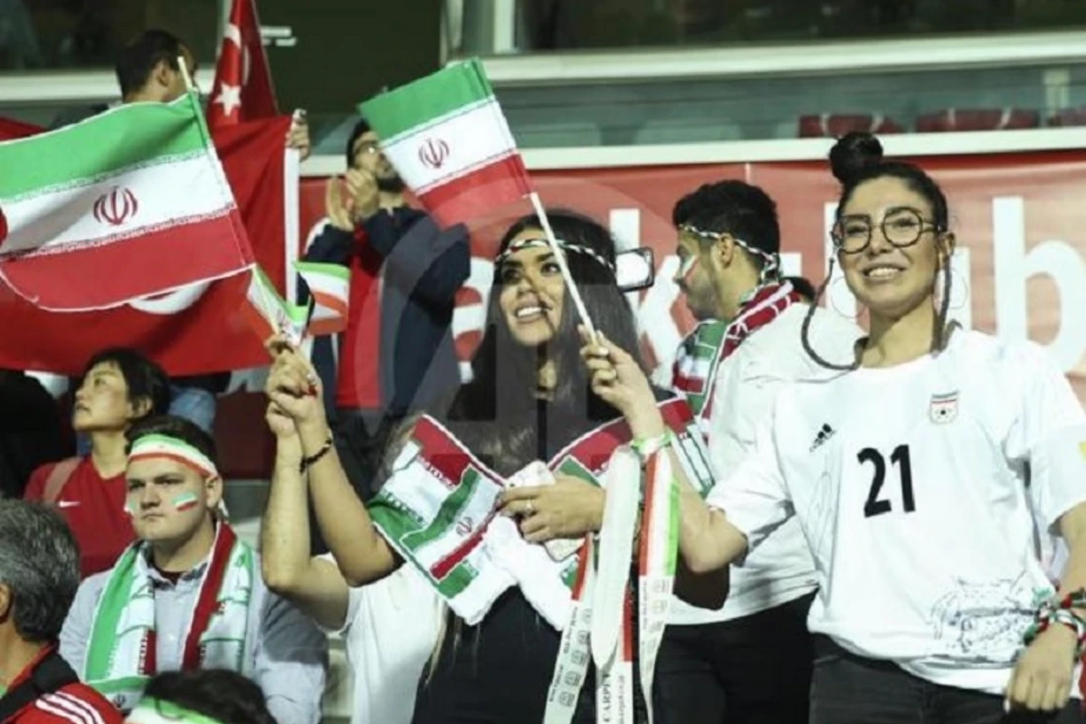 İranda qız stadiona getdiyi üçün təzyiqlə üzləşdi, özünü yandırdı - VİDEO
